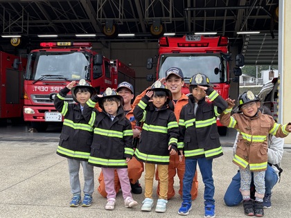 消防服を着て記念撮影