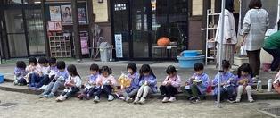 みんなで焼き芋を食べている。