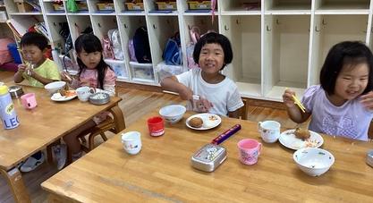 給食いっぱい食べている画像