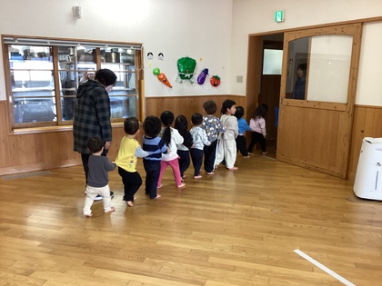 電車で帰ります。