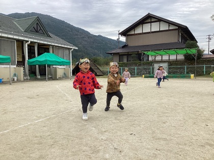 冠かぶって駆け回る