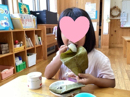 朴葉餅を食べているところ