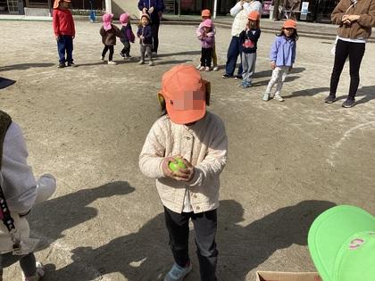 ガチャポンを開けている