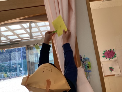 カーテンに手紙