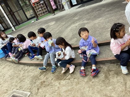 焼きたてのお芋を食べている。