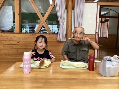 五平餅を食べる