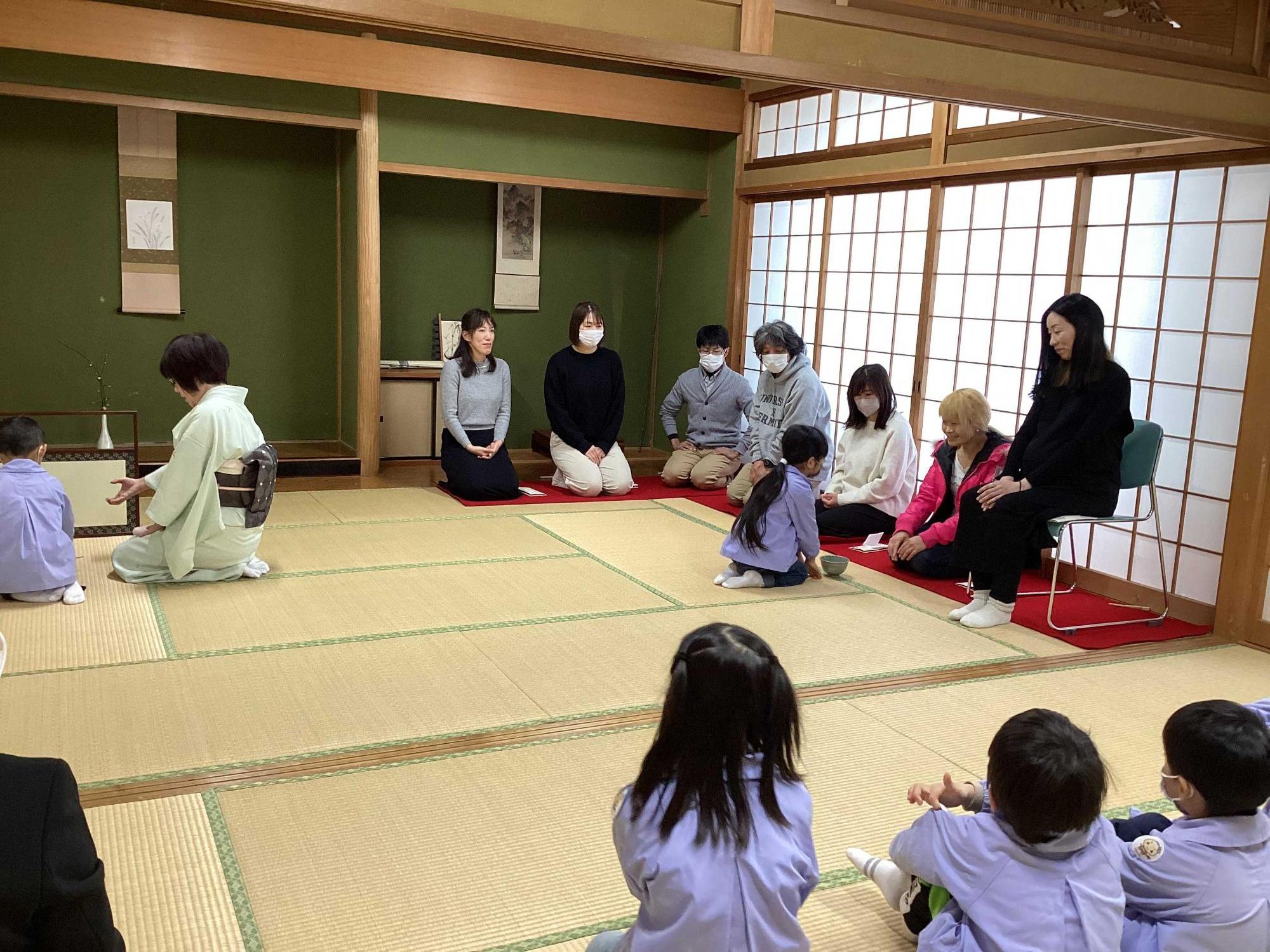 畳の部屋でお茶を点てる