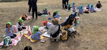 みんなでお弁当を食べている