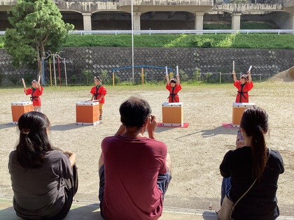 太鼓を見る保護者
