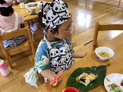 朴葉寿司を食べているところ