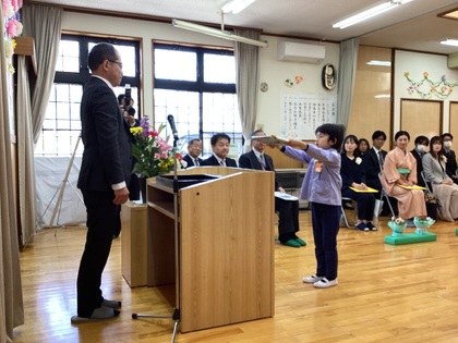 記念品をいただいている。