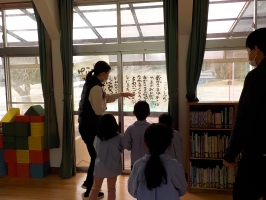 鬼の手紙を確認する様子