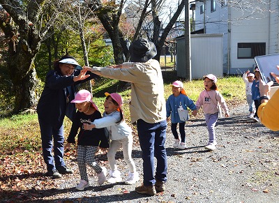 トンネルをくぐって森の中に行くよ。