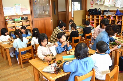 拾った木の実や葉っぱで、顔を作ったよ！