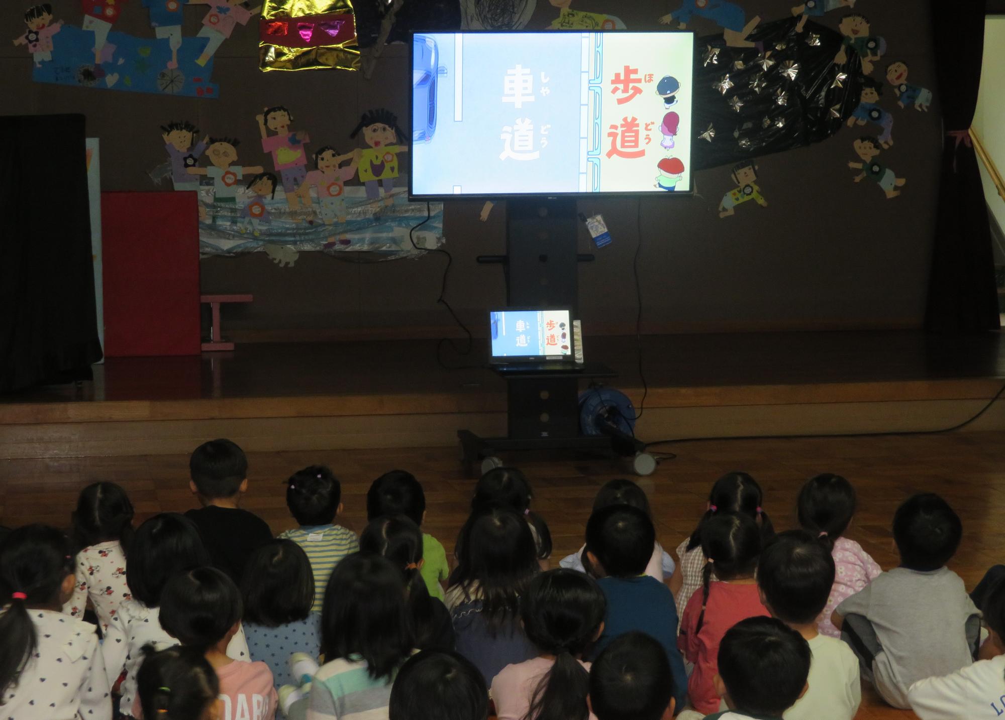 交通安全教室でdvdを見て勉強しました。