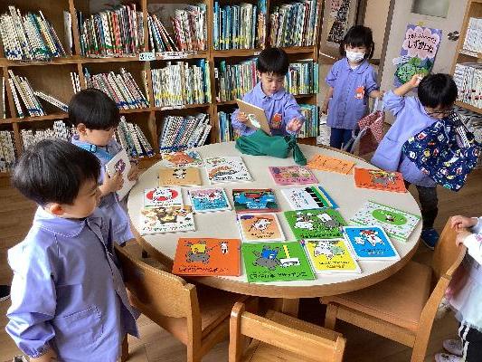 絵本を借りるこども