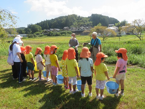 河川公園で話を聞く