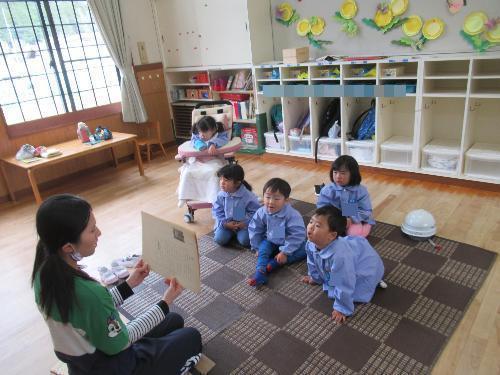 紙芝居を見て話を聞いている画像