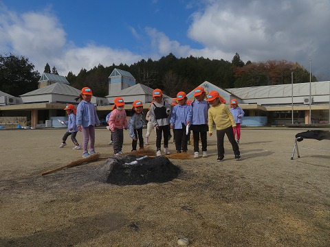 お芋を入れる年長さん