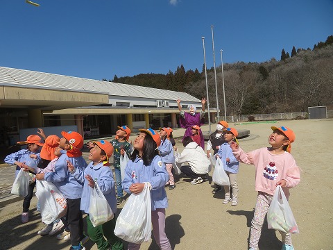 お菓子を楽しみに待つ年長さん