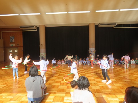 年長さんのフラフープ