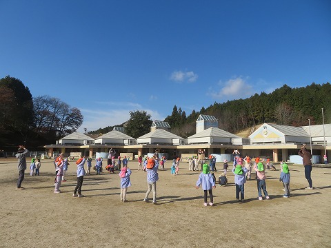 外でクリスマスのリズム