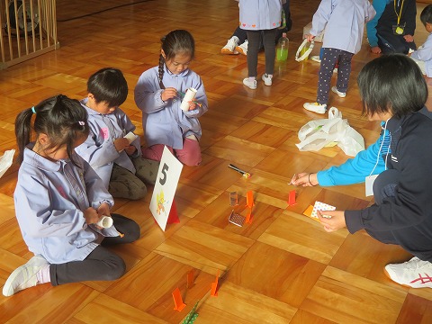 手作りおもちゃで遊んでもらう