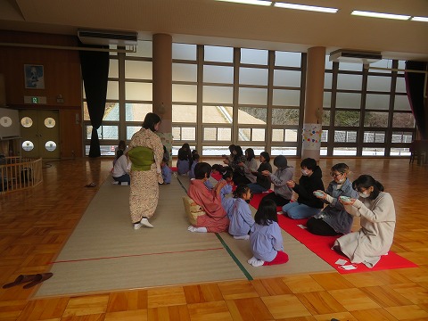 子どもがたてた抹茶を親が飲む