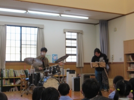 ドラム演奏者とフルート演奏者