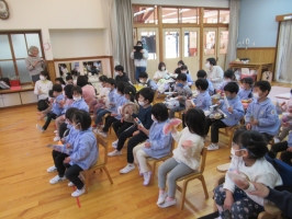楽器を持って見ている子ども達