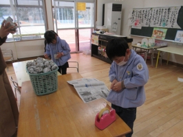 新聞豆を作る様子A