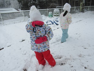 雪から顔を守る子