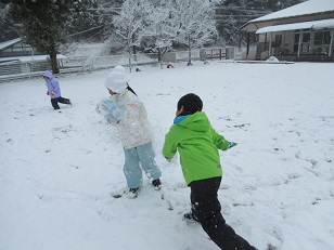 雪合戦する子