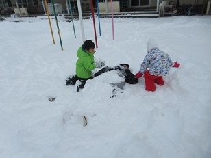 雪に埋まる先生