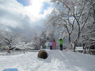雪の木の下に立つ子たち