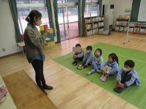 お雛様の話を聞く子