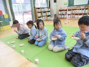 ひなあられを食べる子