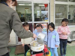 花を鍋に入れる所