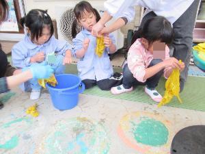 ゴムを取る子