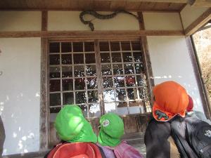 途中で見つけた蛇の飾りがある神社