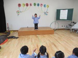 歌と踊りを披露する子