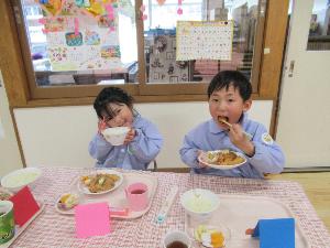 給食を食べる子たち