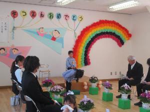 お辞儀をする子