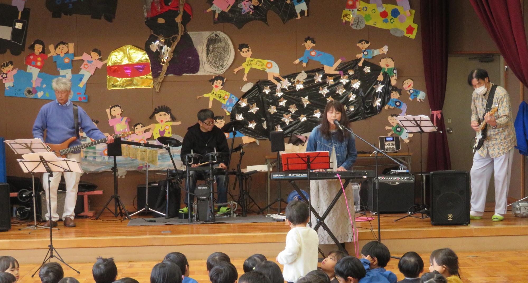 虹（映画ドラえもんの主題歌）をみんなで静かに聞きました。