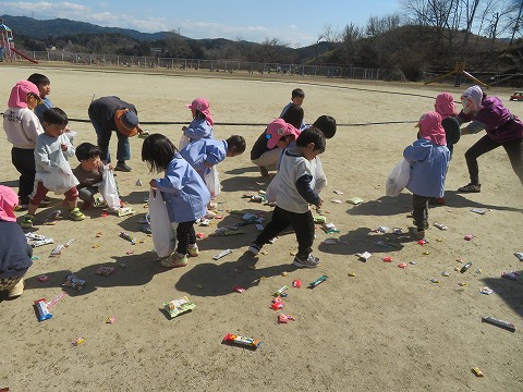 お菓子を拾う年少さん