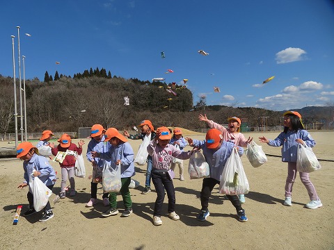 お菓子を拾う年長さん