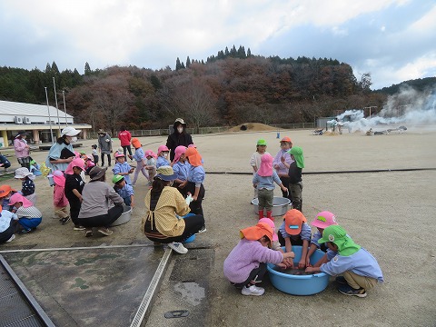 みんなでお芋を洗う