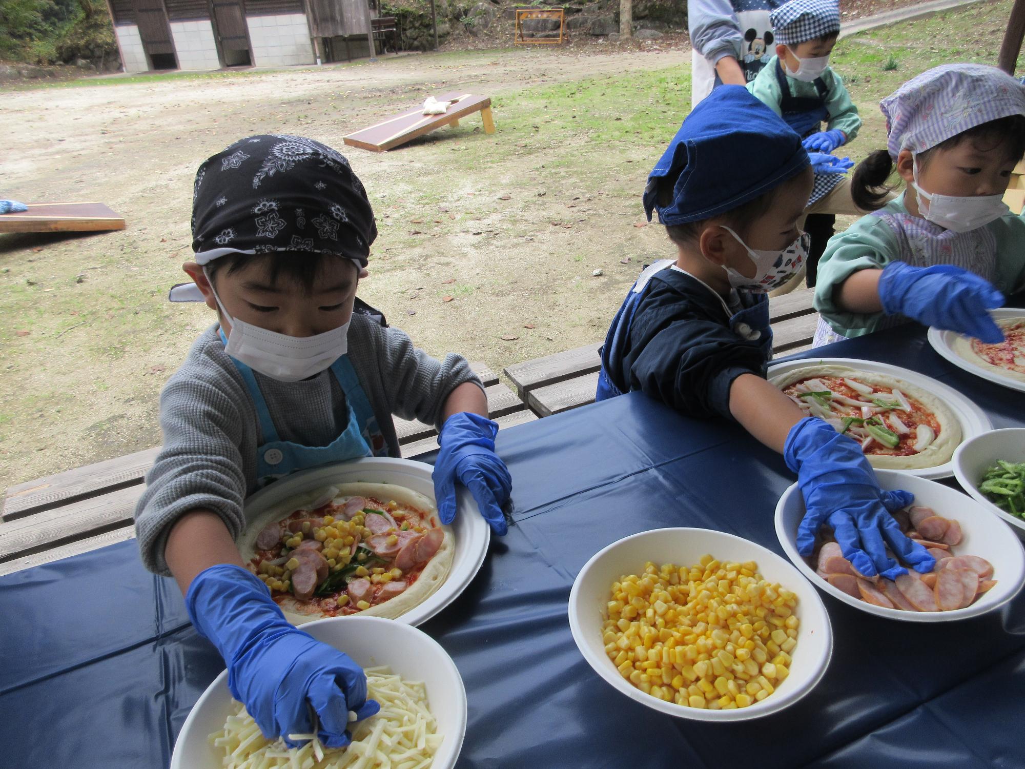 ピザ作り　男の子
