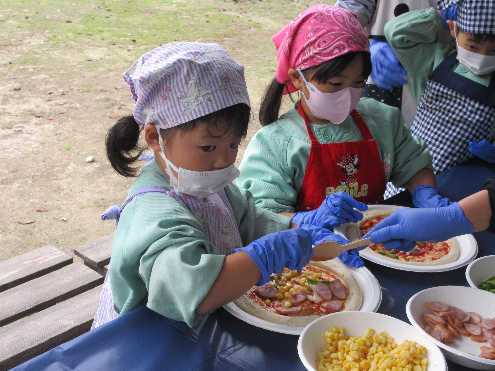 ピザの具をのせる