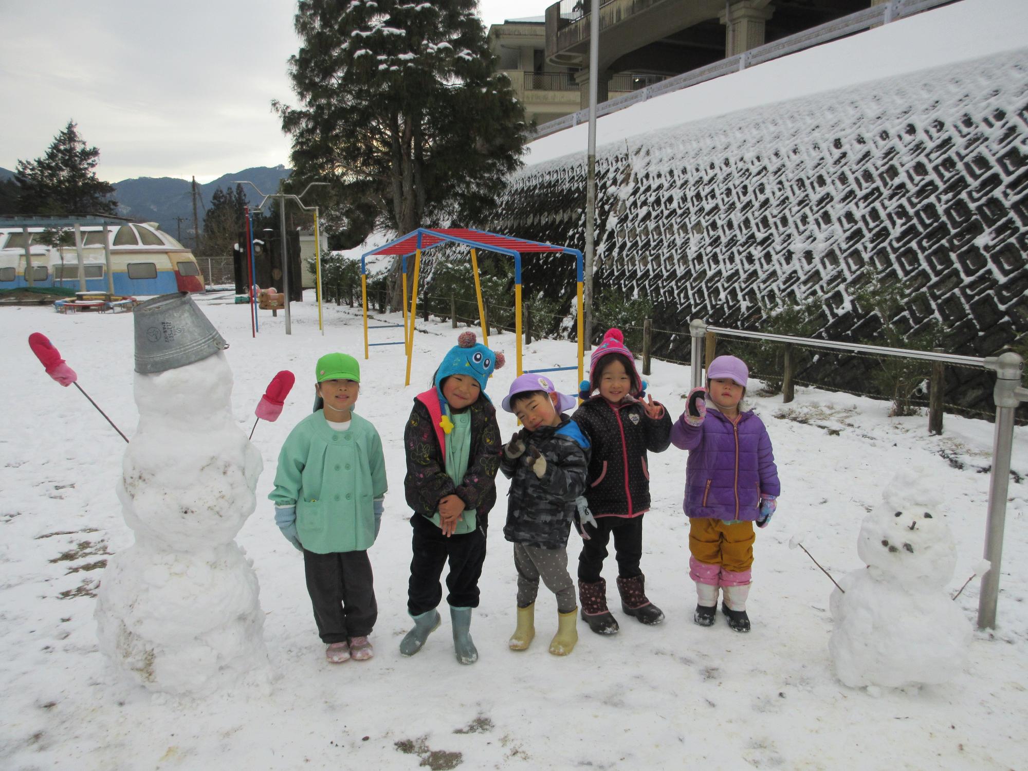 雪だるまと一緒に